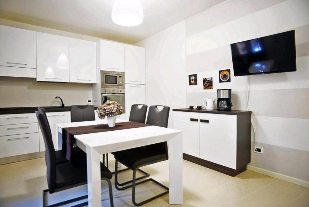 Ventuno - Modern Apartment - Country & Lake Lovere Bagian luar foto